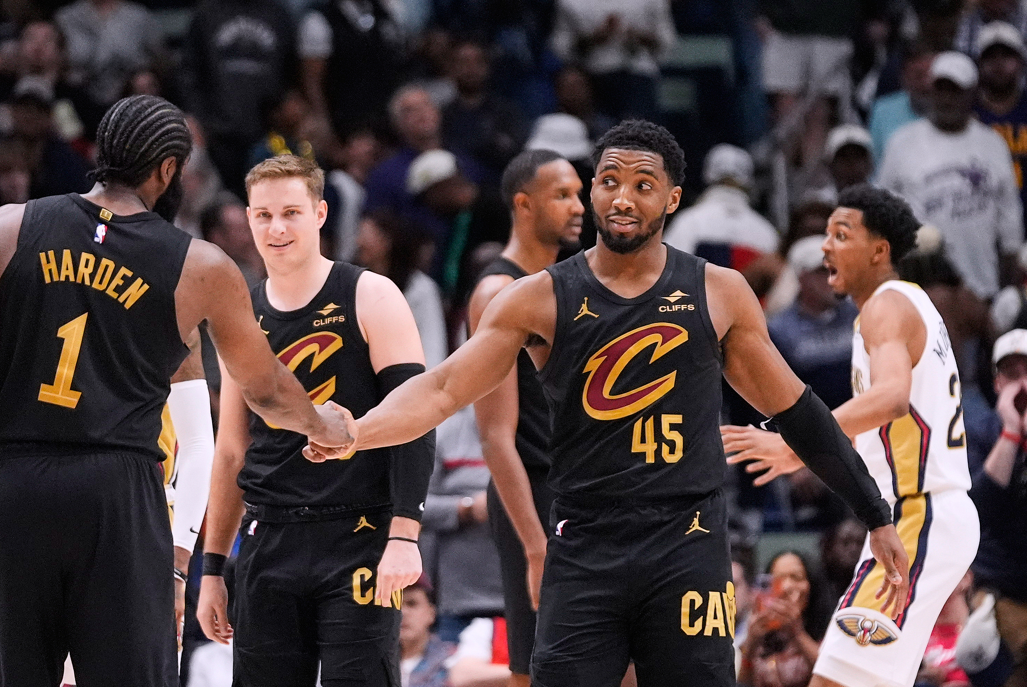 奇异果体育官方网站-米切尔27+7哈登20+6+10 骑士逆转鹈鹕取3连胜